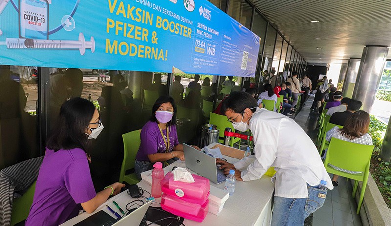 Tenaga Kesehatan Ajak Warga Ikuti Vaksinasi Booster Covid-19 di Gedung MNC