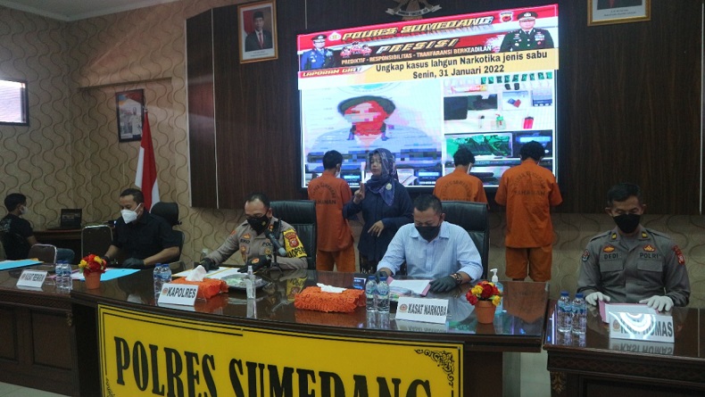 Edarkan Narkoba di Sumedang, 2 Pria Ditangkap dengan Bukti 25 Paket Sabu