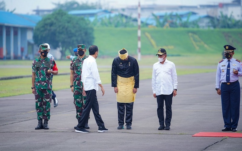 Bobby Nasution Tundukkan Kepala Antar Jokowi, Netizen: Tahu Posisi Walaupun Menantu