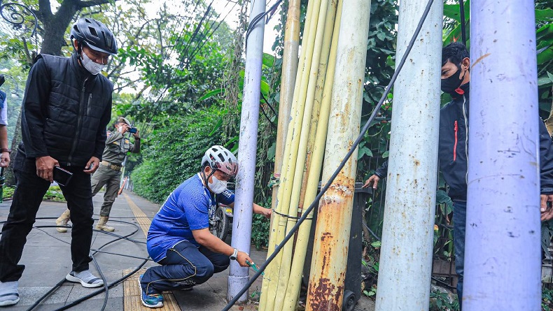  Pemkot Bandung Ultimatum Provider segera Turunkan Kabel Udara di Simpang Dago