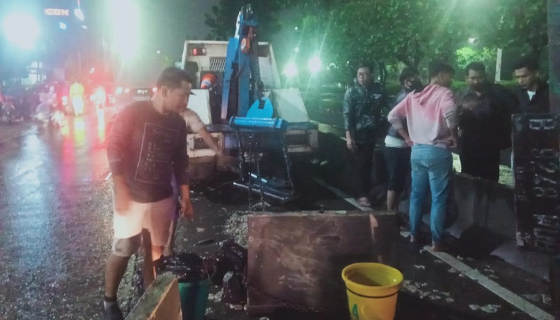 Truk Pengangkut Ikan Tabrak Separator Busway di Slipi, Korban Luka-luka