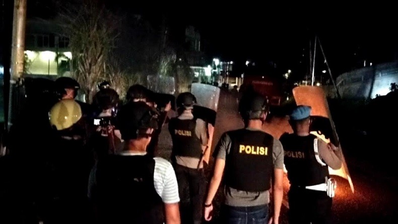 Rusuh di Sorong, Polisi Berlindung di Balik Mobil Water Cannon Hindari Lemparan Batu