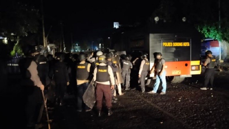 Sorong Memanas, Polisi Diserang Massa Gunakan Batu hingga Panah