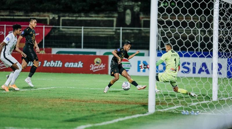 Kumpulan Momen lucu Sepak Bola Liga 1, Ada Insiden Sepatu Lepas