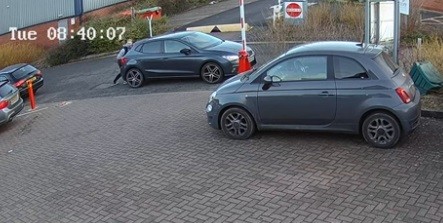 Viral Pria Ini Nyaris Terlindas Mobil Gara-Gara Lupa Tarik Rem Tangan di Parkiran