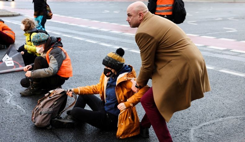 Unik, Belasan Aktivis Iklim Unjuk Rasa Tempelkan Diri Pakai Lem di Aspal Jalanan