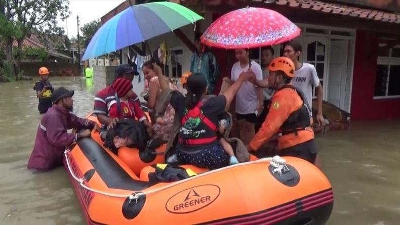 Ribuan Rumah di Pekalongan Terendam Banjir, Lansia dan Anak-anak Dievakuasi