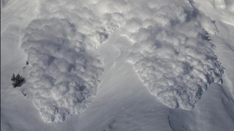 Tengah Patroli, 7 Tentara India Hilang Dihantam Longsoran Salju