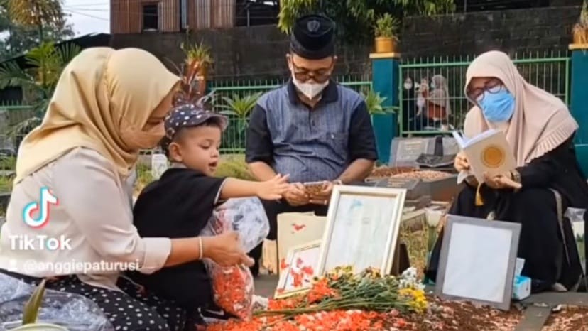 Pertama Kali Gala Sky Ziarah ke Makam Vanessa Angel dan Bibi Andriansyah, Netizen Terharu: Nangis Lihatnya