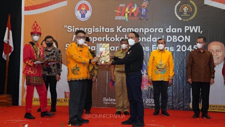 Momen HPN 2022, Gubernur Papua Lukas Enembe Terima Penghargaan Inisiator Olahraga