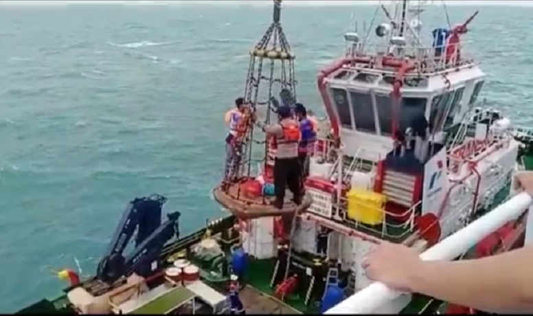Perahu Pecah, 2 Nelayan Tuban Berhasil Selamat setelah 2,5 Jam Terapung di Laut 