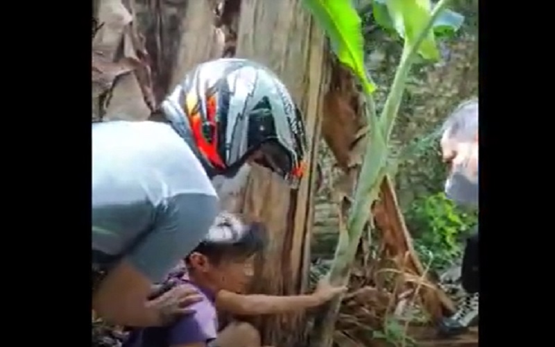 Digerebek Polisi, Pengedar Narkoba Ini Nangis saat Sabu di Semak-Semak Ditemukan
