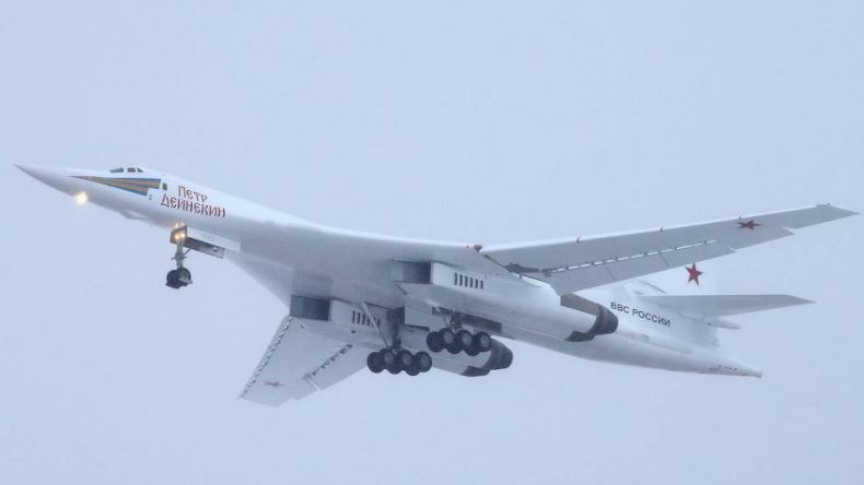 Putin Sebut Tak Ada yang Bisa Menandingi Pesawat Pengebom Nuklir Tu-160M Rusia