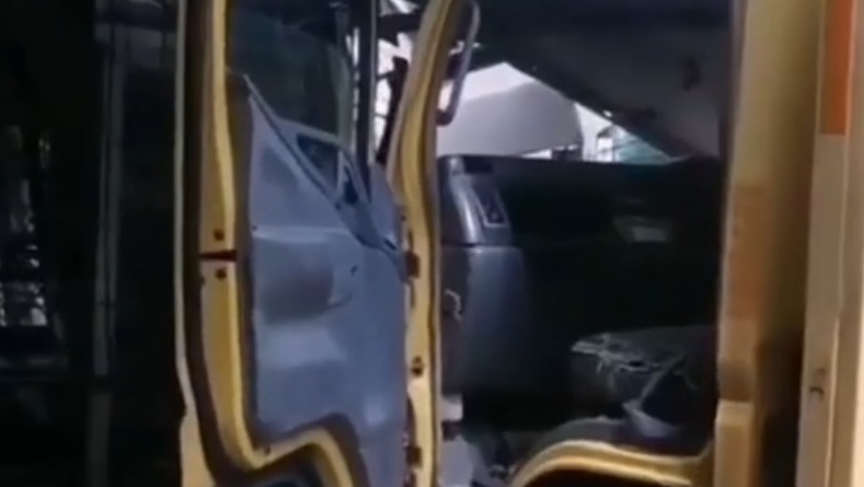 Hilang Kendali, Truk Boks Seruduk Warung Sembako di Ciputat