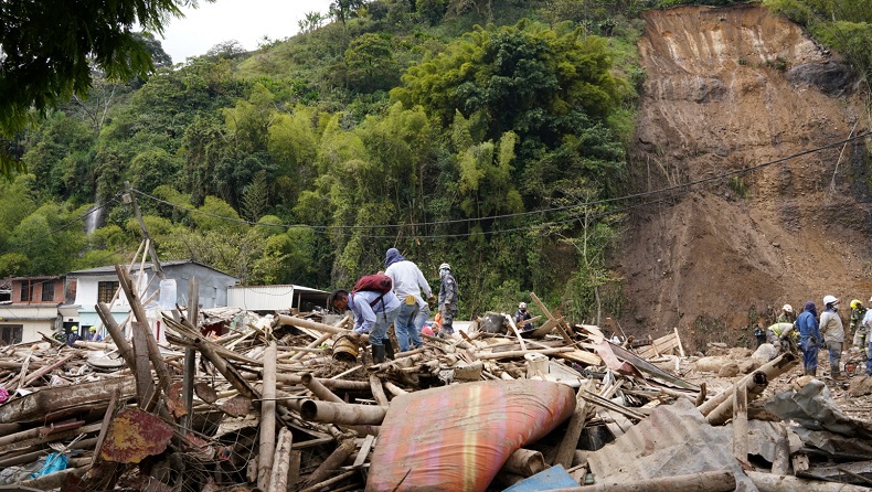 Hujan Lebat Picu Longsor, 16 Orang Tewas Tertimbun