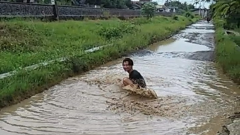 Viral Video Warga Indramayu Mandi di Tengah Jalan Rusak