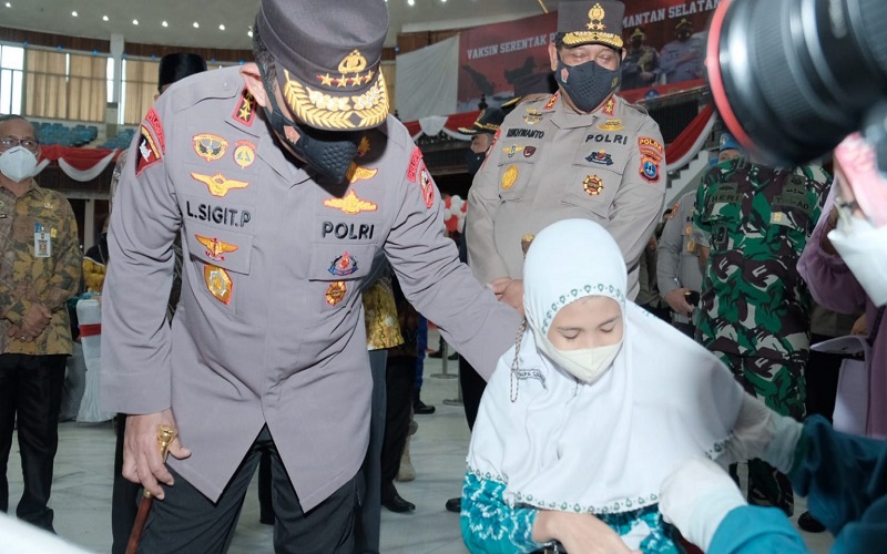Kapolri Tinjau Vaksinasi Serentak di Kalsel, Ini Strategi Tekan Lonjakan Covid-19