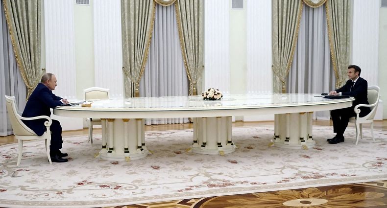 Bicara lewat Telepon, Putin Bilang ke Macron Pasukan Ukraina Bombardir Warga Sipil