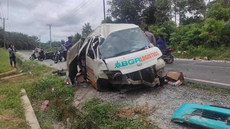 Hilang Kendali, Minibus Bermuatan Minuman Kemasan Terguling di Bangka Barat