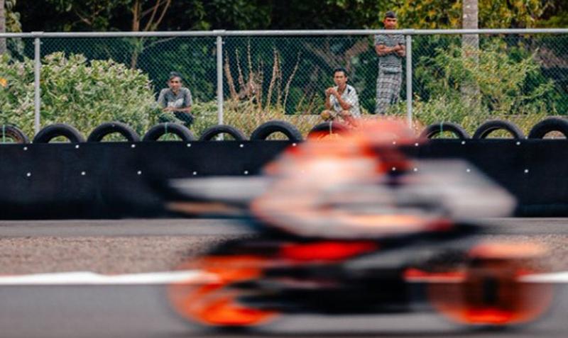 Viral Warga Pakai Sarung Nonton Tes MotoGP Mandalika di Pinggir Lintasan, Netizen: Abis Jumatan