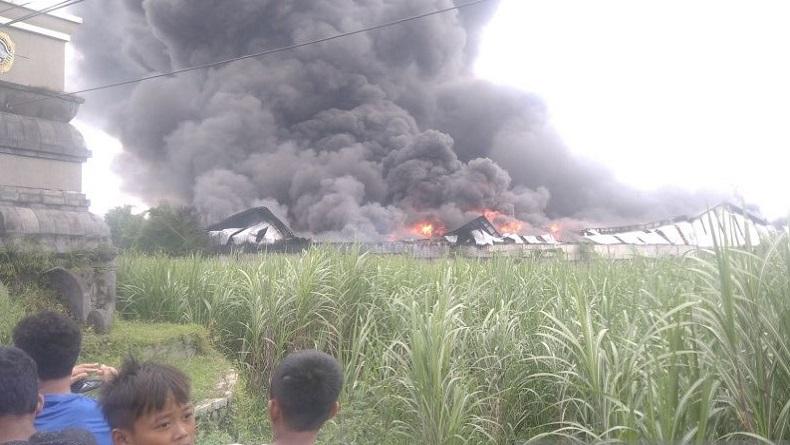 Pabrik Plastik di Pati Kebakaran, 15 Pemadam Dikerahkan untuk Jinakkan Api 