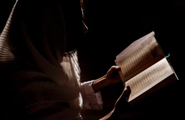 Al Baqarah Ayat 153, Latin, Arti, Tafsir tentang Sabar dan Sholat Penolong Kesulitan