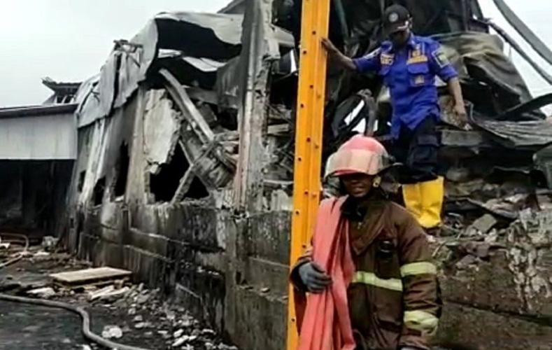 14 Jam Berjibaku, Petugas Berhasil Padamkan Kebakaran Pabrik Gelas Plastik di Pati