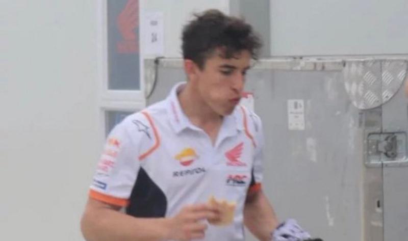 Viral Marc Marquez Asyik Makan Gorengan di Mandalika, Komentar Netizen Bikin Ngakak