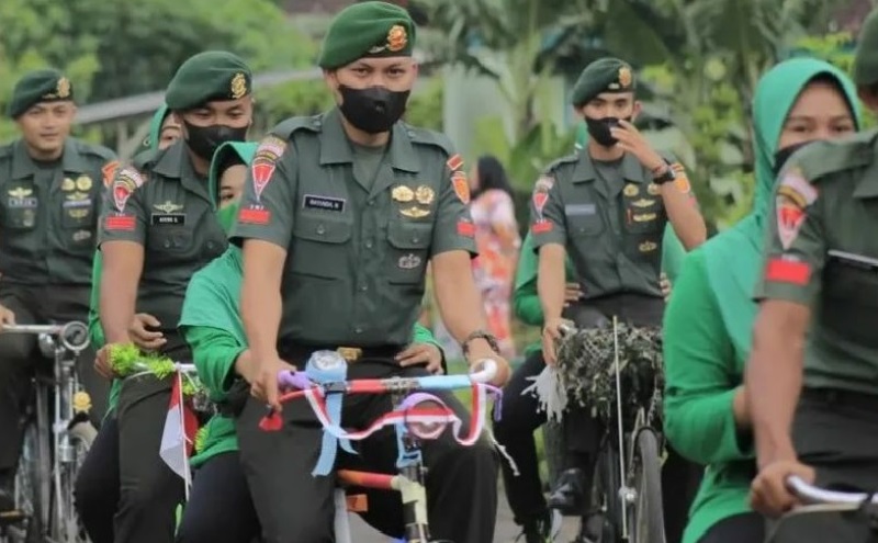 Tradisi Unik Prajurit Yonif Para Raider 502/UY Kostrad Lepas Masa Lajang: Boncengkan Calon Istri dengan Sepeda Ontel