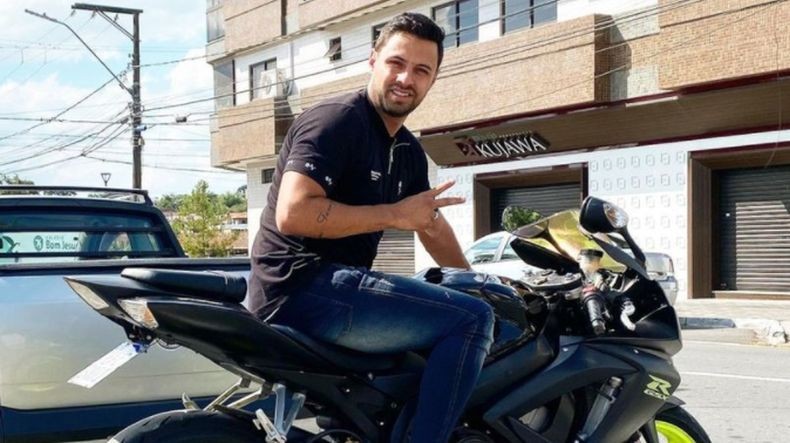 Sudah Jatuh Tertimpa Tangga, Biker Moge Ini Tabrak Tiang lalu Diserang Tawon hingga Tewas