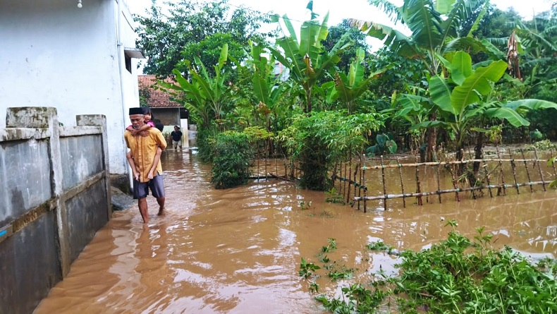 Tanggul Sungai Cihaur Jebol, Puluhan Rumah di Ngamprah KBB Terendam Banjir