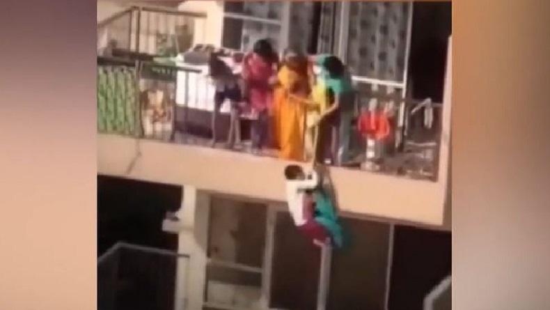 Ceroboh, Ibu Gunakan Kain untuk Turunkan Anak ke Balkon Tetangga Ambil Cucian Jatuh 