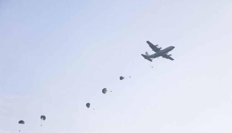 Pasukan Kopasgat Unjuk Kebolehan Terjun dari Ketinggian 9.000 Kaki