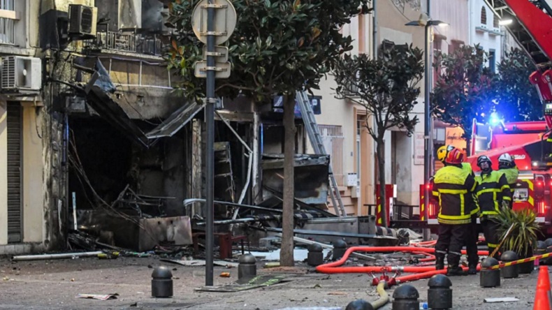 Gedung Apartemen Meledak dan Terbakar, 7 Orang Tewas