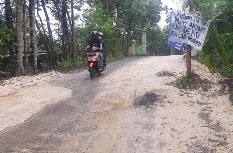 Protes Jalan Rusak Warga Bantul Tanam Pohon Pisang