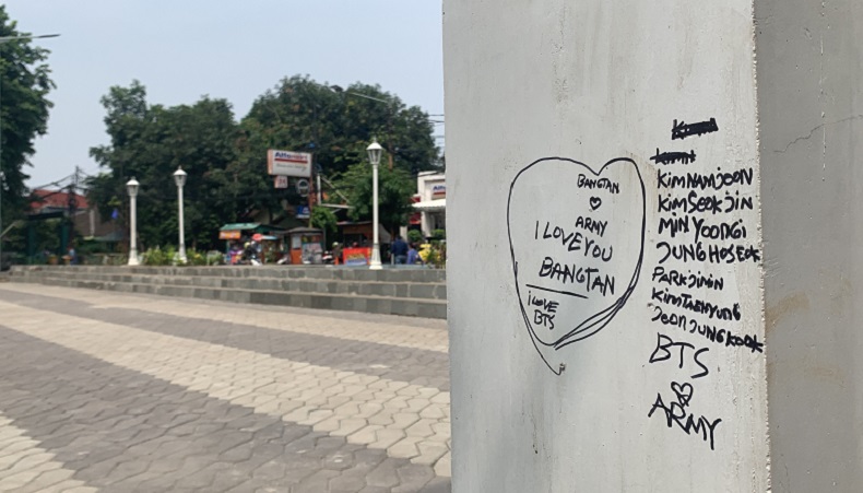 Alun-Alun Kota Bekasi Jadi Sasaran Vandalisme, Ada Coretan BTS Army di Tembok