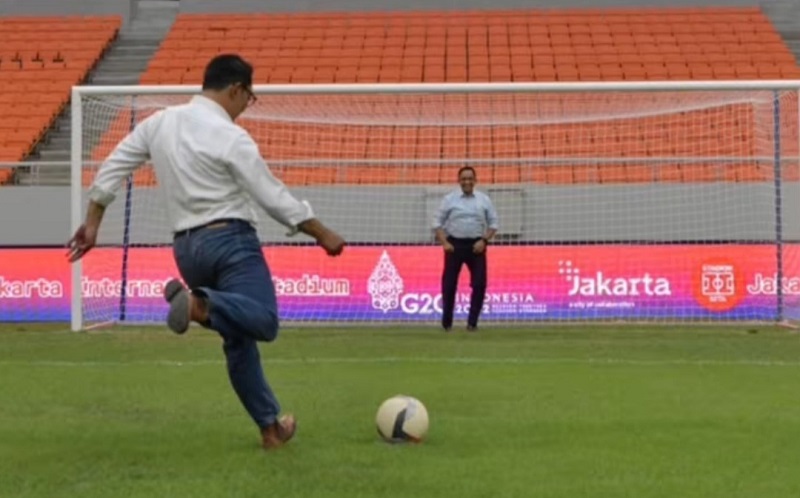 Momen Anies Jaga Gawang dari Serangan Ridwan Kamil di JIS, Gol?