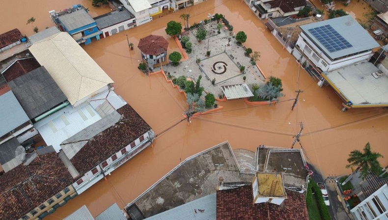 Tanah Longsor Seret Rumah dan Mobil, 18 Orang Tewas