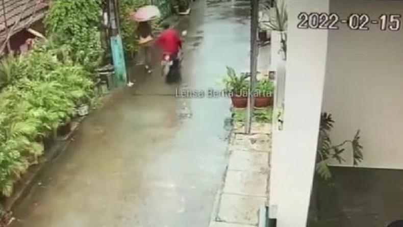 Terekam CCTV, Gadis Berhijab Jadi Korban Begal Bokong di Duren Jaya Bekasi