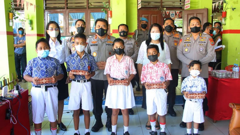Kapolda Sulut Tinjau Vaksinasi Massal di Singkil Manado
