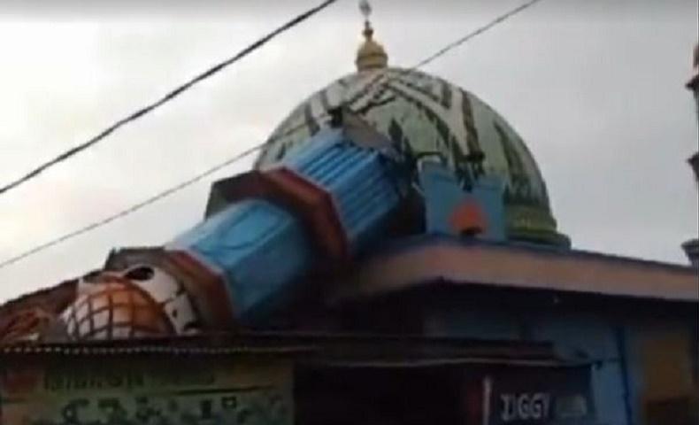 Menara Masjid Roboh Timpa Rumah Warga di Tambun, Langsung Jadi Tontonan
