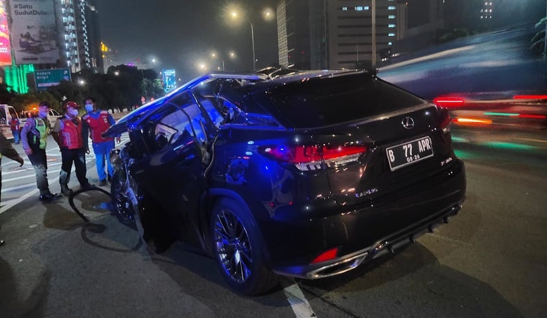 Mobil Tabrak Truk di Tol JORR, 1 Orang Terluka