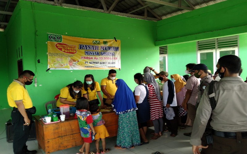 Gelar Operasi Pasar, BSS Jual Minyak Goreng Murah di Desa
