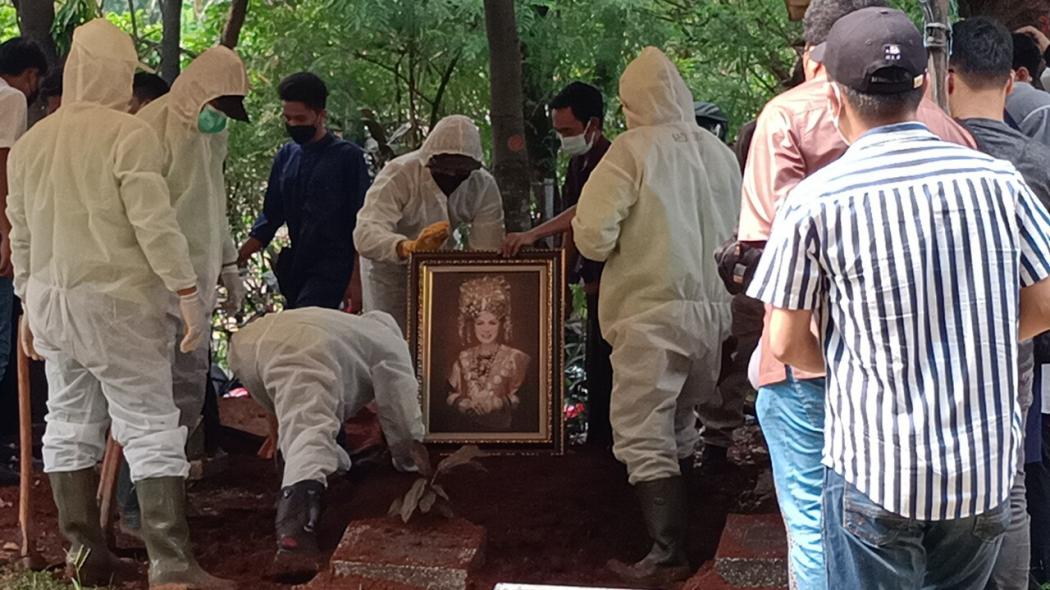 Dorce Gamalama Dikuburkan Satu Liang Lahat dengan Keponakan, Ini Alasannya