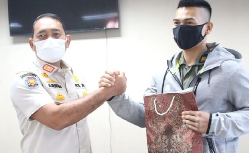 Selamatkan Nenek Tersesat di Tanjung Priok, Personel Satpol PP Ini Diganjar Penghargaan