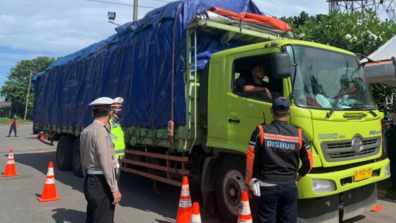 Polisi Tindak Kendaraan Kelebihan Muatan di Ruas Tol Tangerang-Merak