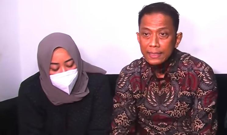 Doddy Sudrajat Kumandangkan Azan untuk Kakek Vanessa Angel di Peristirahatan Terakhir 