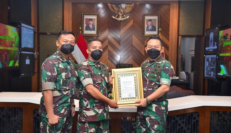Berikan Penghargaan kepada Serma Junaidi, KSAD Dudung : Jangan Pernah Ragu Bantu Masyarakat