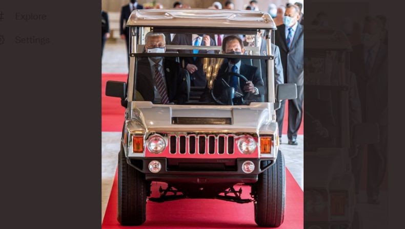Netizen Malaysia dan Brunei Cekcok Gegara Postingan PM Ismail Naik Hummer Disopiri Sultan Bolkiah