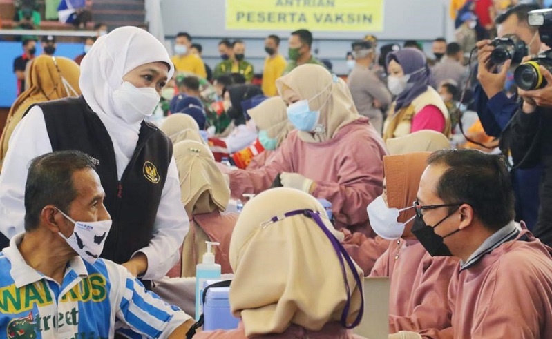 Gubernur Khofifah Minta Kabupaten-Kota Serius Kejar Target Vaksinasi Covid-19